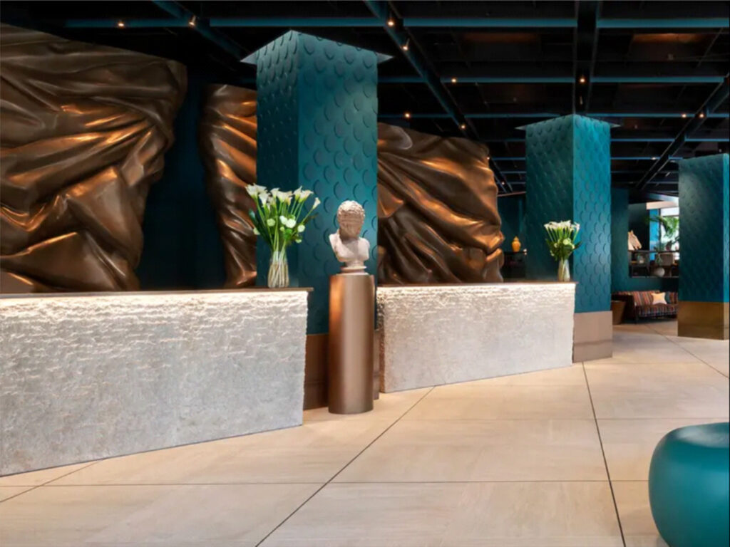 Finitura in bronzo parete hotel